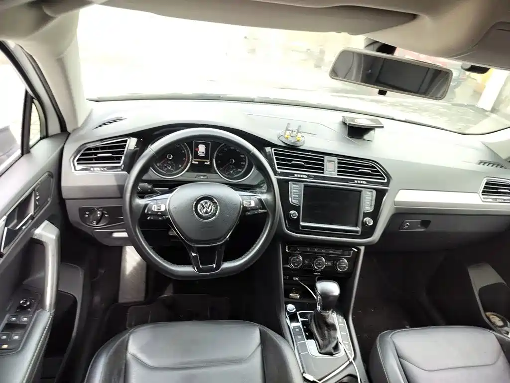 Volkswagen Tiguan L — фото 3