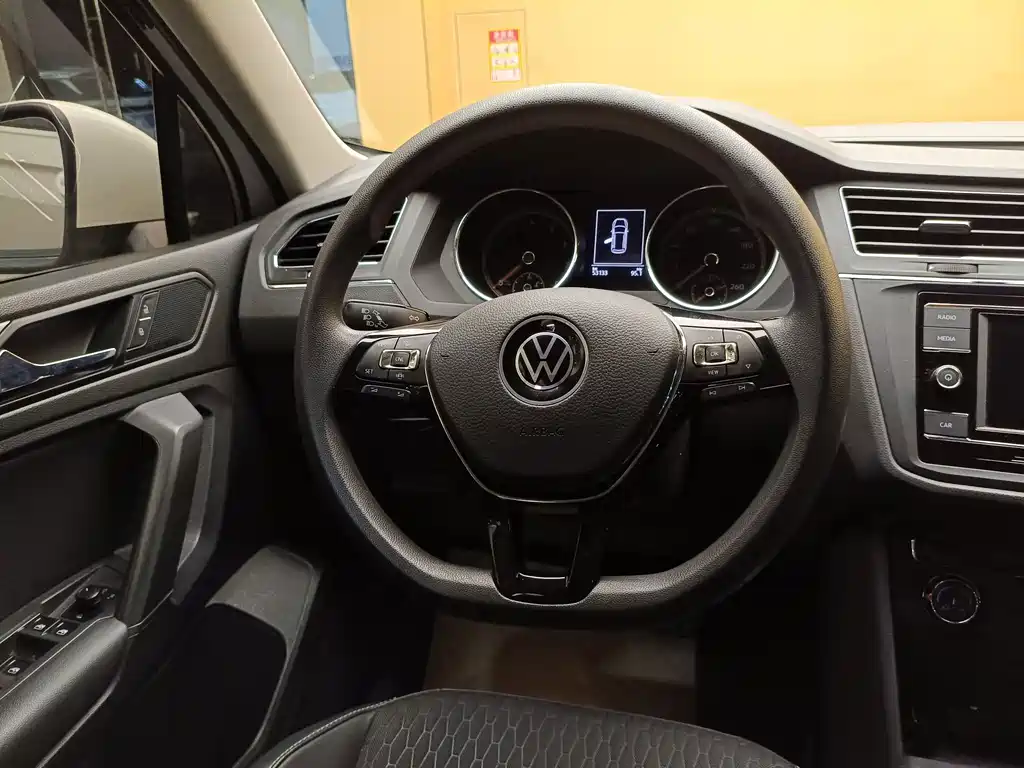 Volkswagen Tiguan L — фото 14