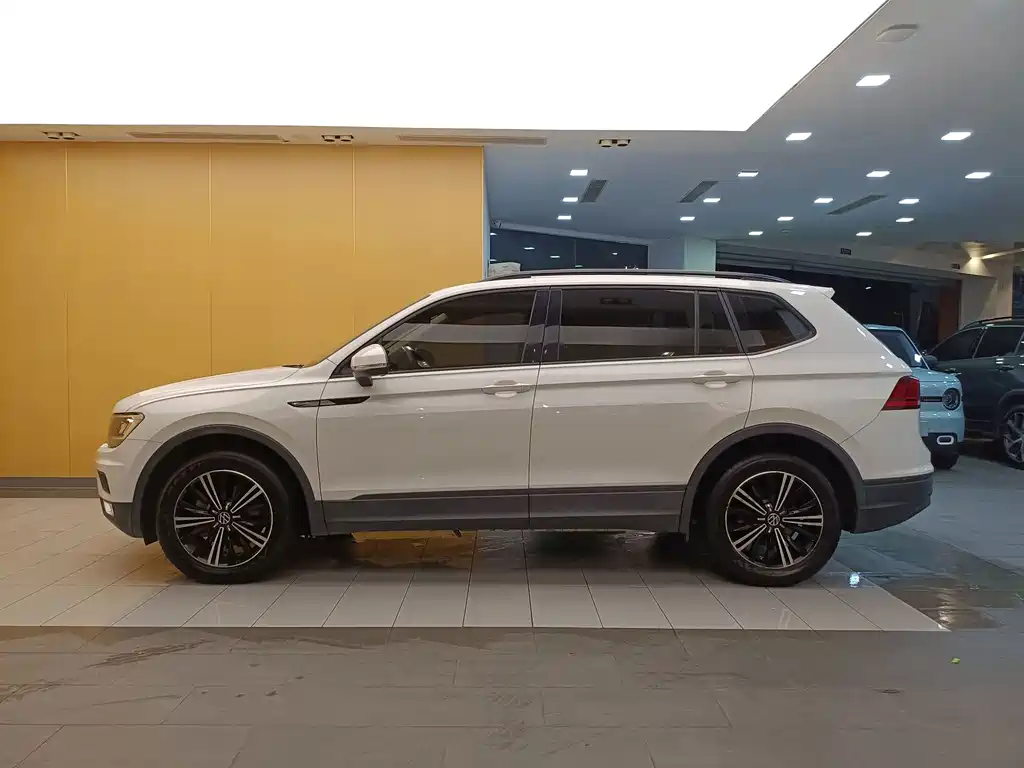 Volkswagen Tiguan L — фото 6