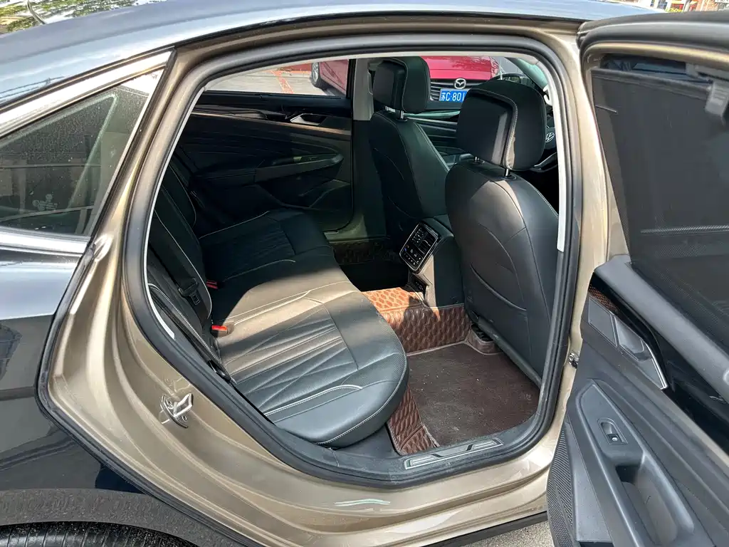 Volkswagen Passat — фото 17