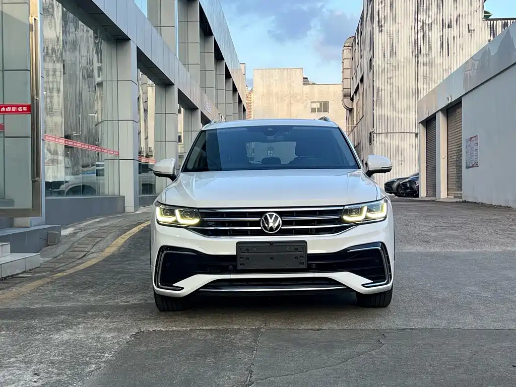 Volkswagen Tiguan L — фото 2