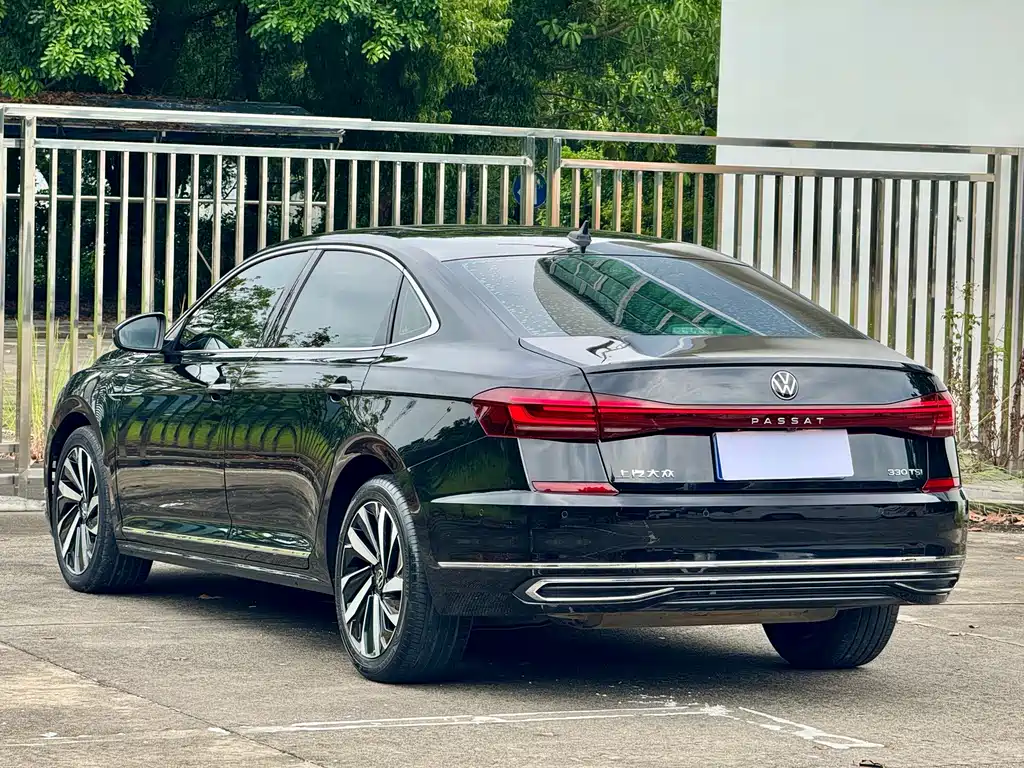 Volkswagen Passat — фото 18