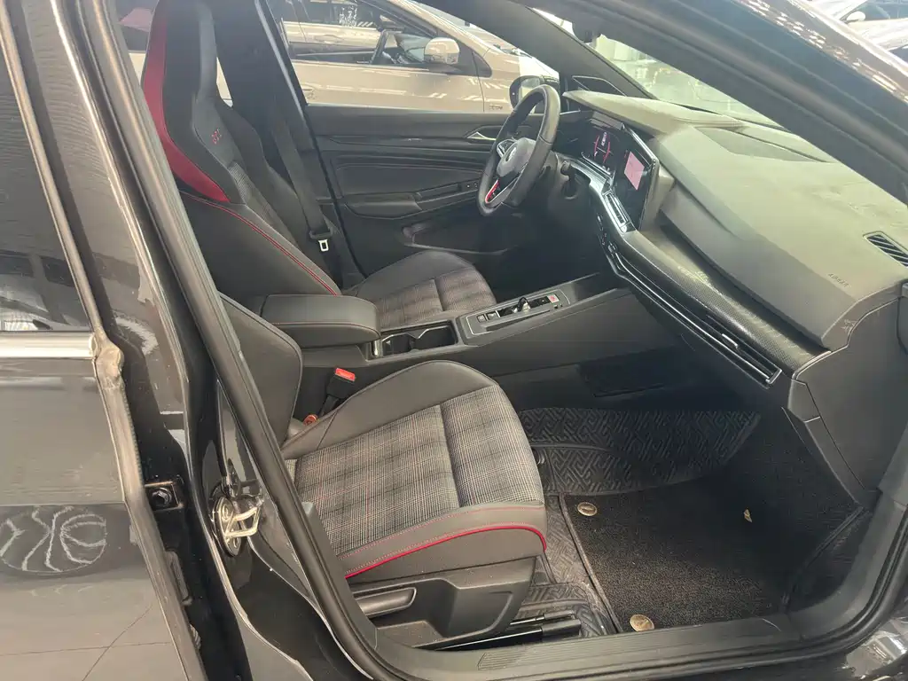 Volkswagen Golf GTI — фото 11