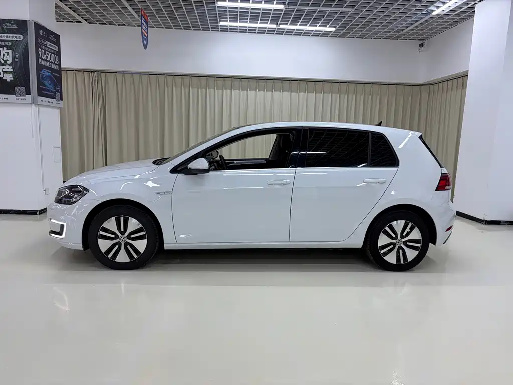 Volkswagen Golf EV — фото 3
