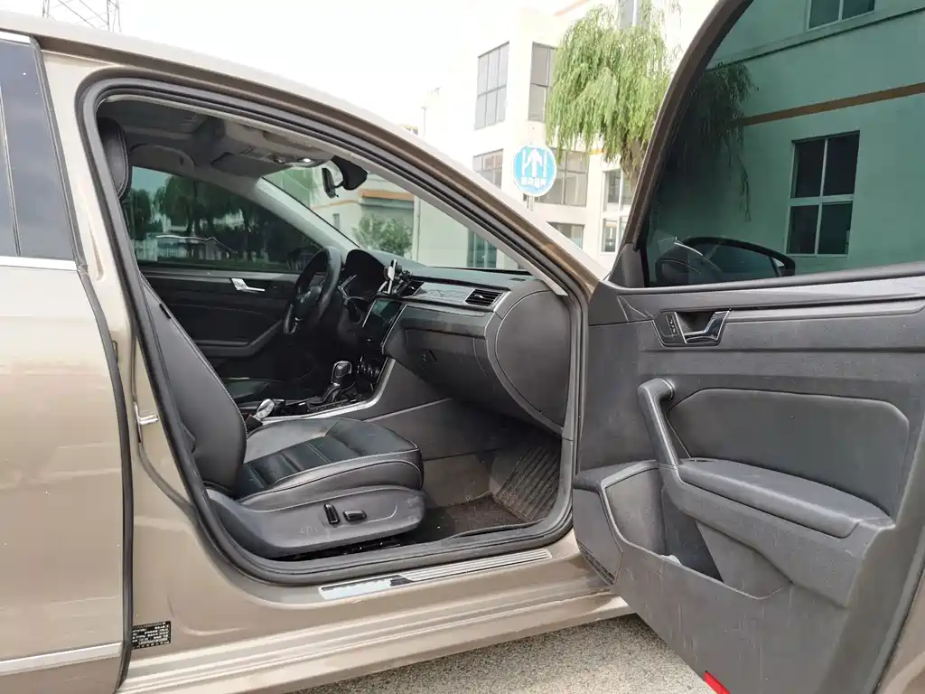 Volkswagen Passat — фото 14