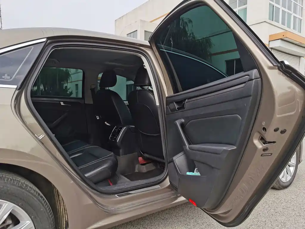 Volkswagen Passat — фото 15