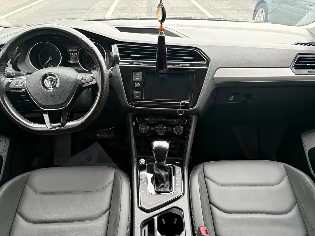Volkswagen Tiguan L — фото 10
