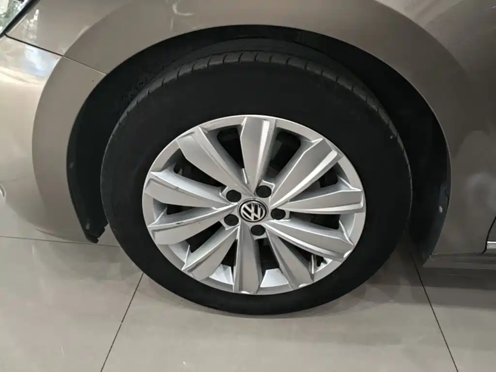Volkswagen Passat — фото 23