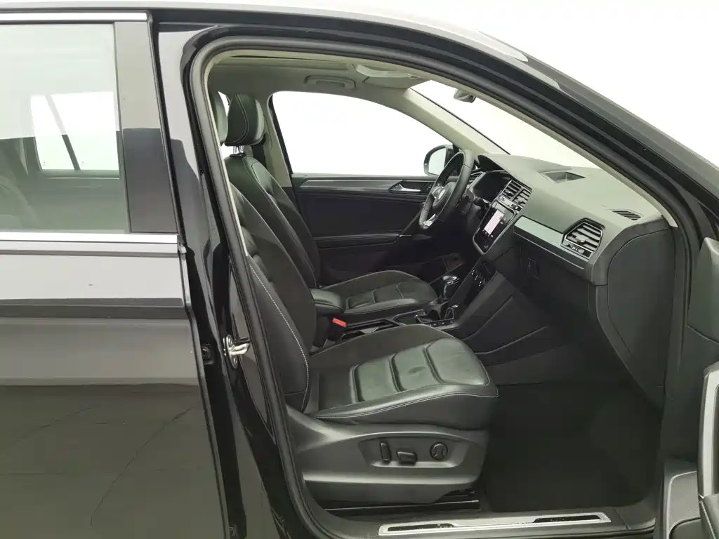 Volkswagen Tiguan L — фото 23
