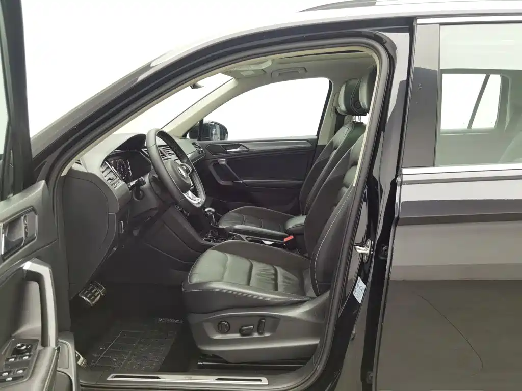 Volkswagen Tiguan L — фото 10