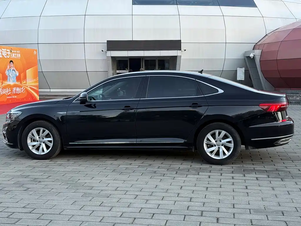 Volkswagen Passat PHEV — фото 7