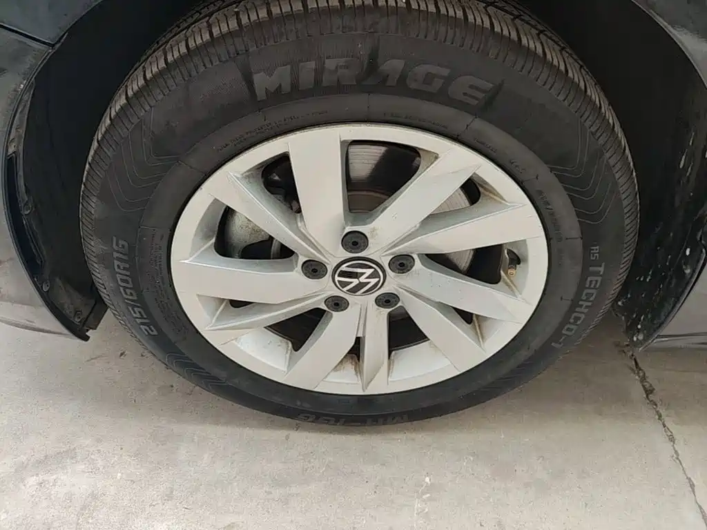 Volkswagen Passat — фото 23