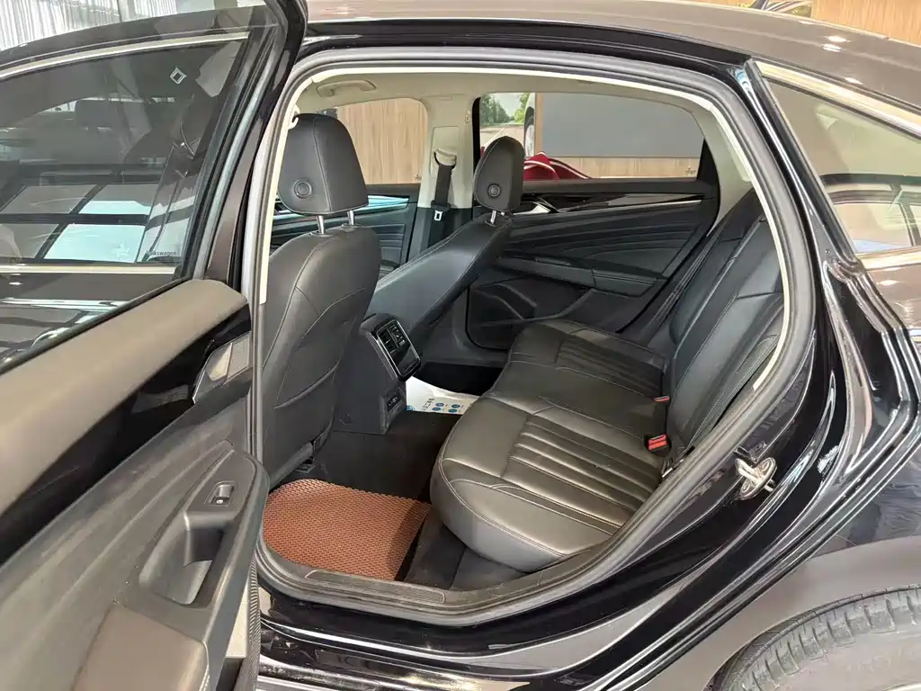 Volkswagen Passat — фото 13