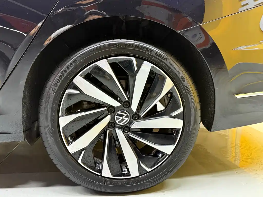 Volkswagen Passat — фото 25