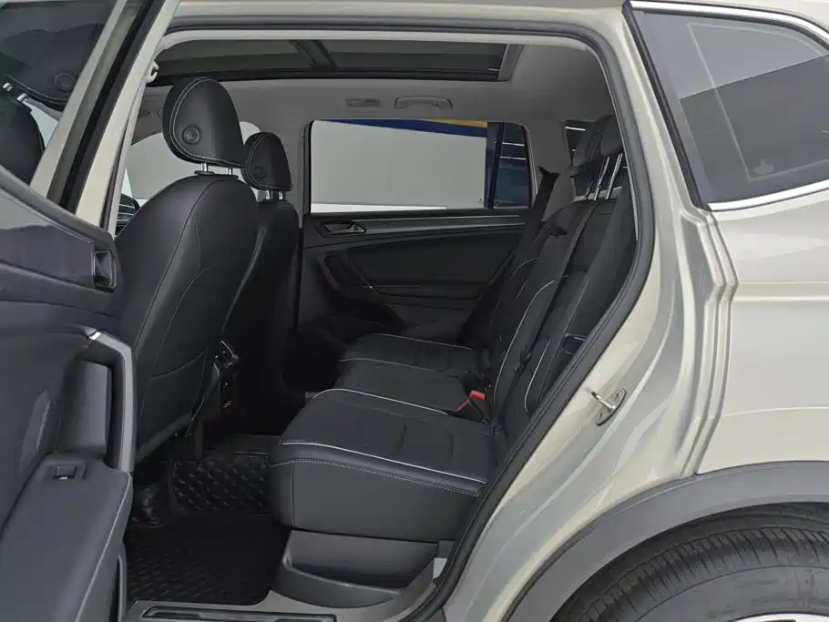 Volkswagen Tiguan L — фото 11