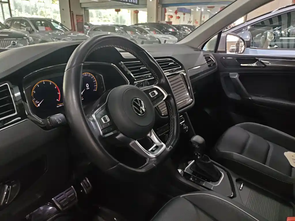 Volkswagen Tiguan L — фото 8