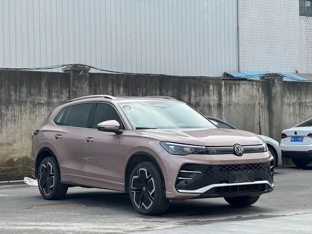 Volkswagen Tiguan L — фото 3