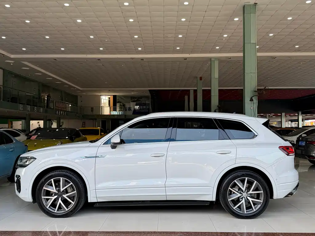 Volkswagen Touareg — фото 17