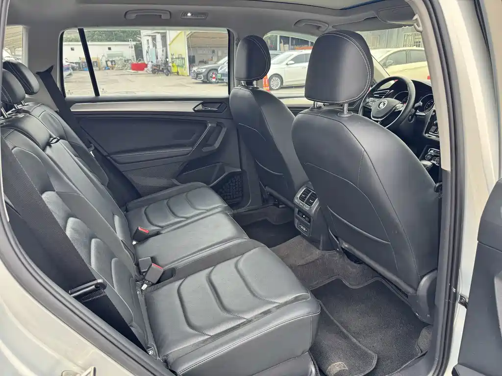 Volkswagen Tiguan L — фото 8