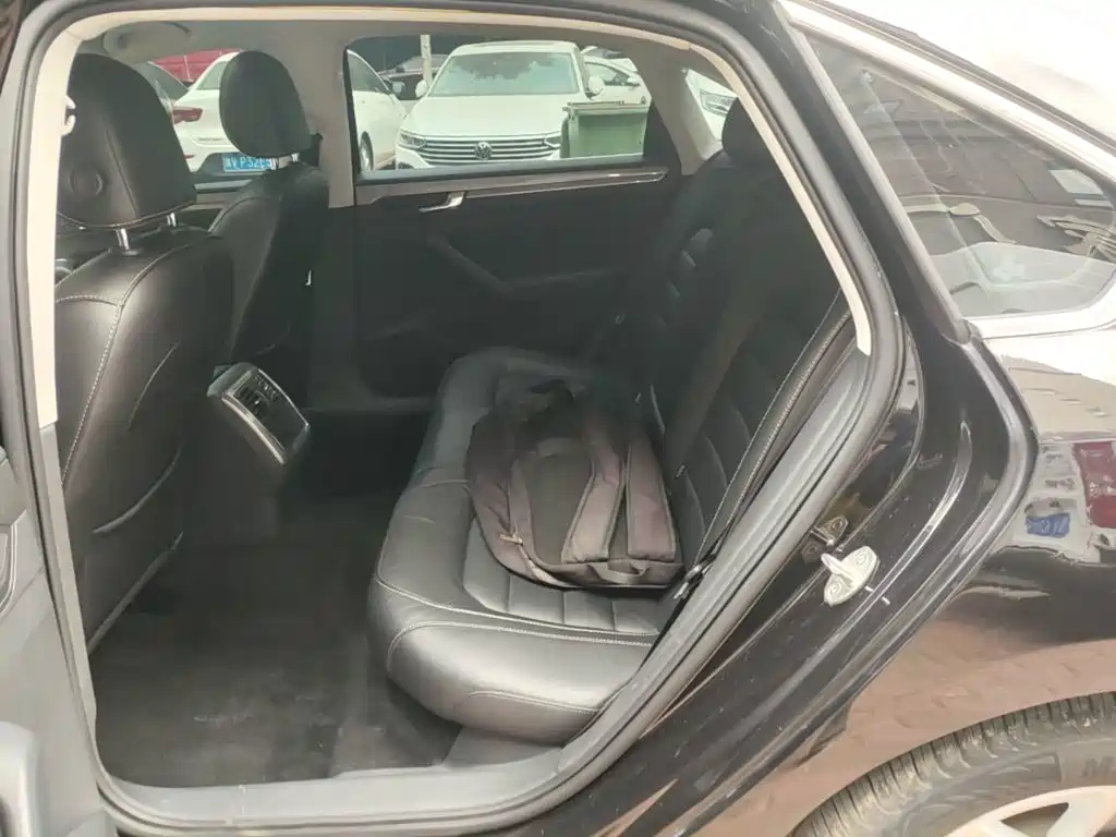Volkswagen Passat — фото 17