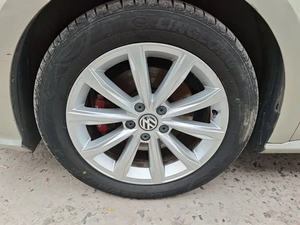 Volkswagen Passat — фото 23