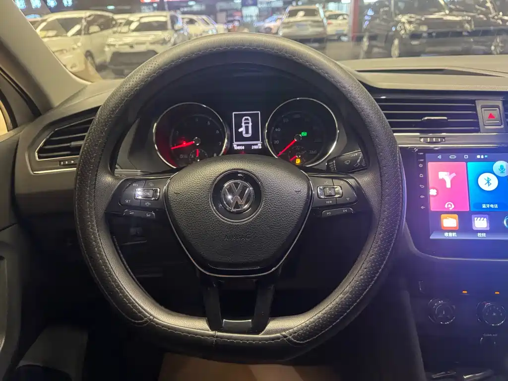 Volkswagen Tiguan L — фото 23