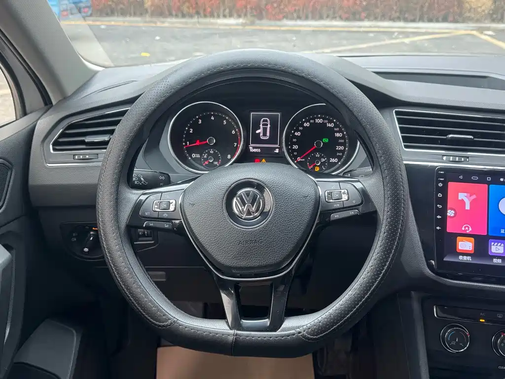 Volkswagen Tiguan L — фото 10