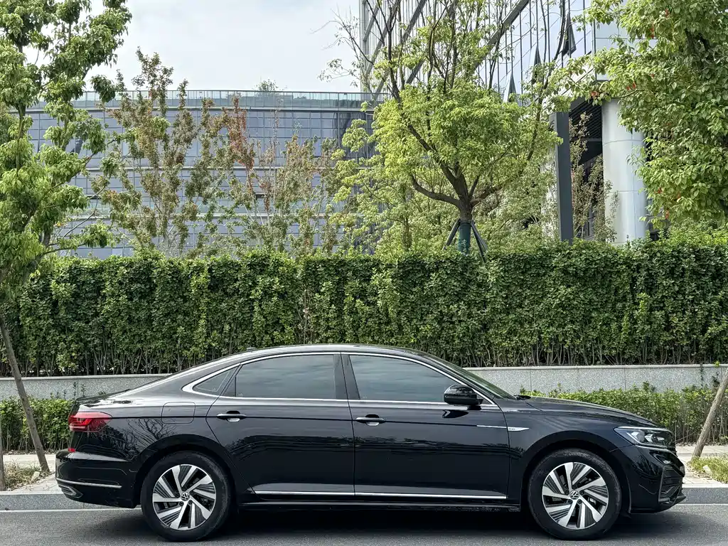 Volkswagen Passat PHEV — фото 17