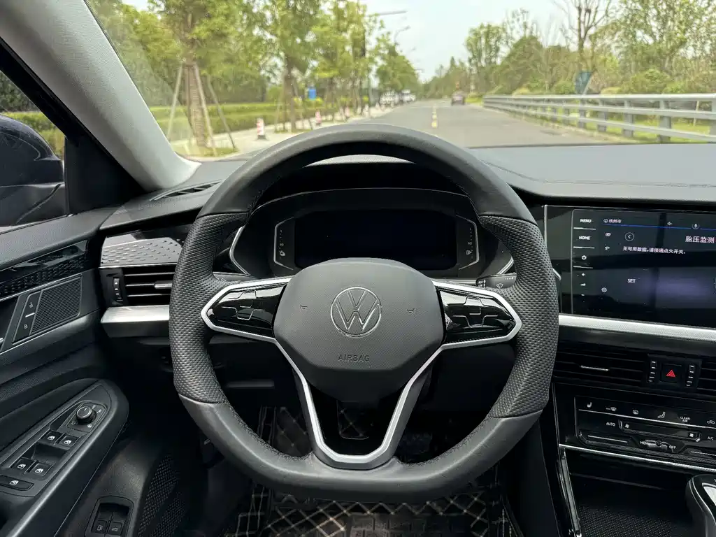Volkswagen Passat PHEV — фото 18