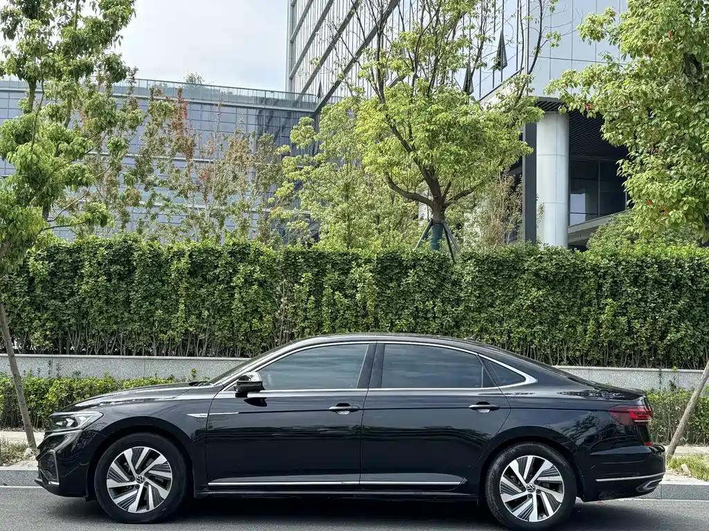 Volkswagen Passat PHEV — фото 19