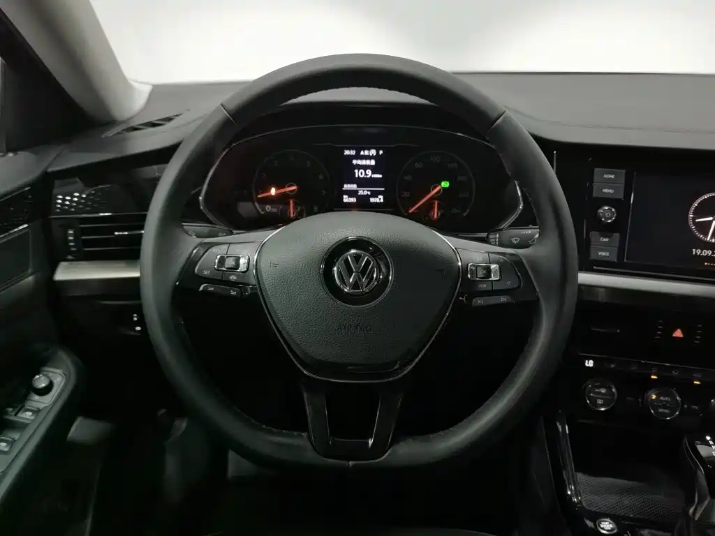 Volkswagen Passat — фото 14
