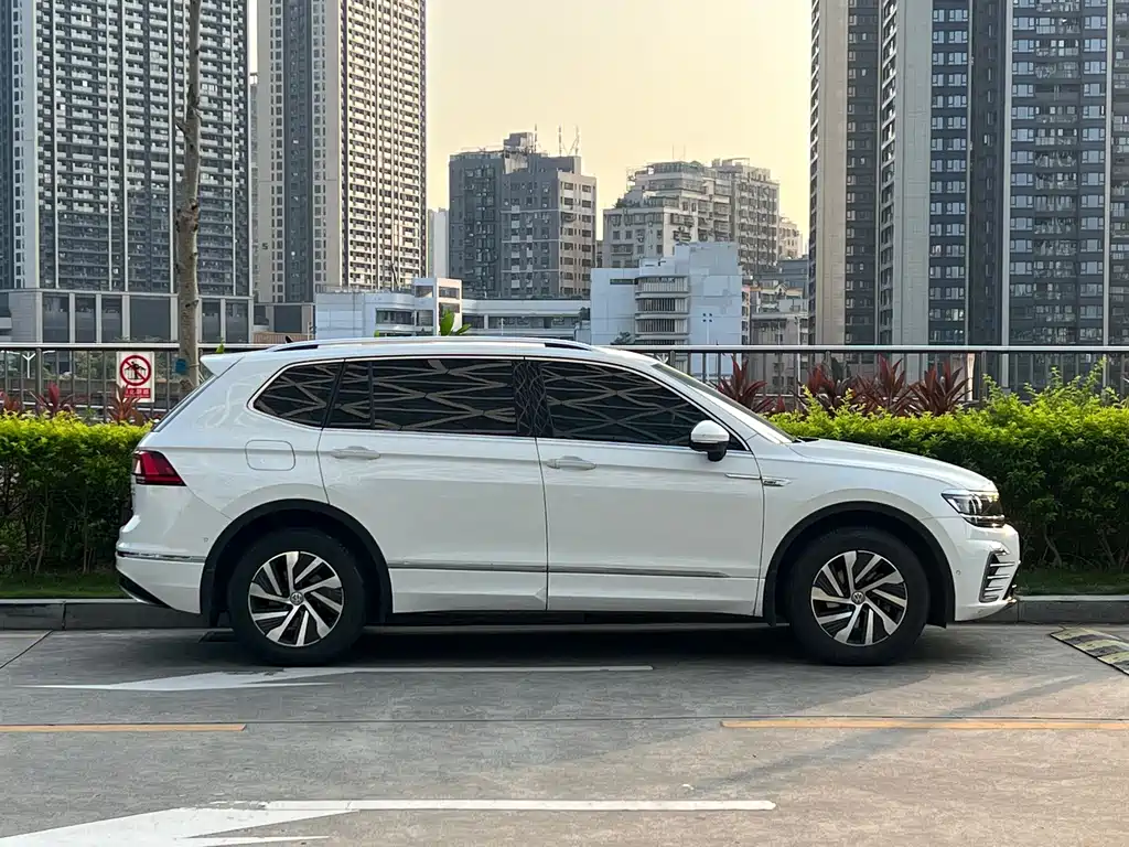 Volkswagen Tiguan L PHEV — фото 10