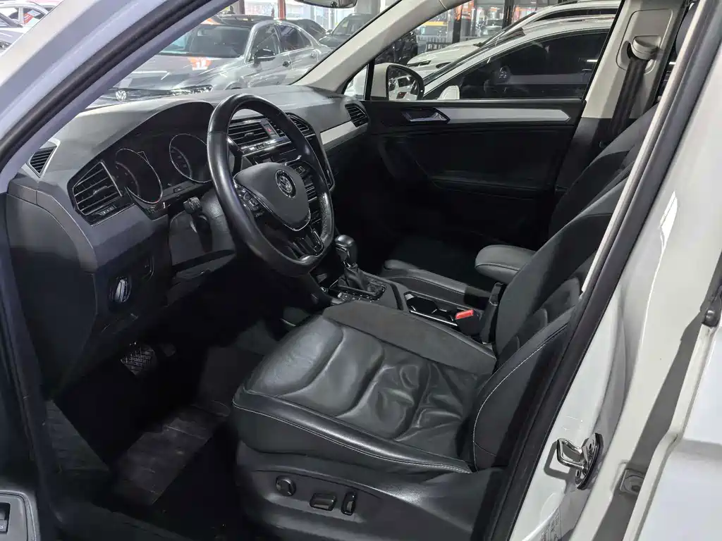 Volkswagen Tiguan L — фото 6