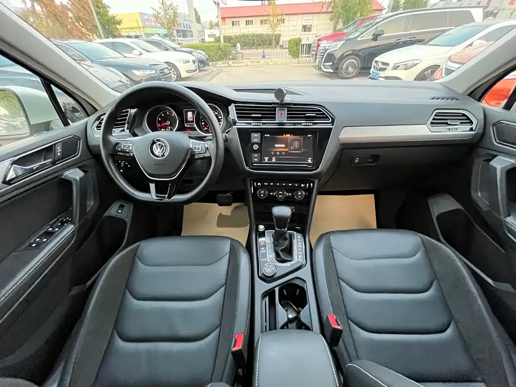 Volkswagen Tiguan L — фото 10
