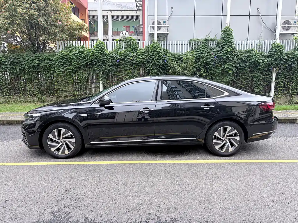 Volkswagen Passat PHEV — фото 4