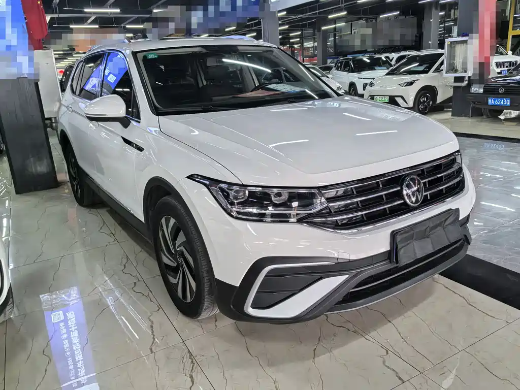 Volkswagen Tiguan L — фото 3