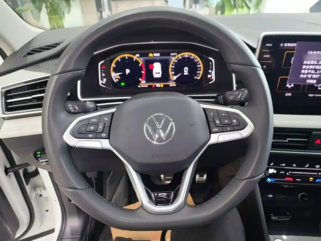 Volkswagen Tiguan L — фото 11
