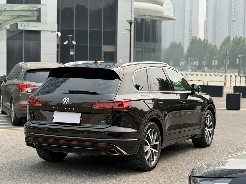 Volkswagen Touareg — фото 13