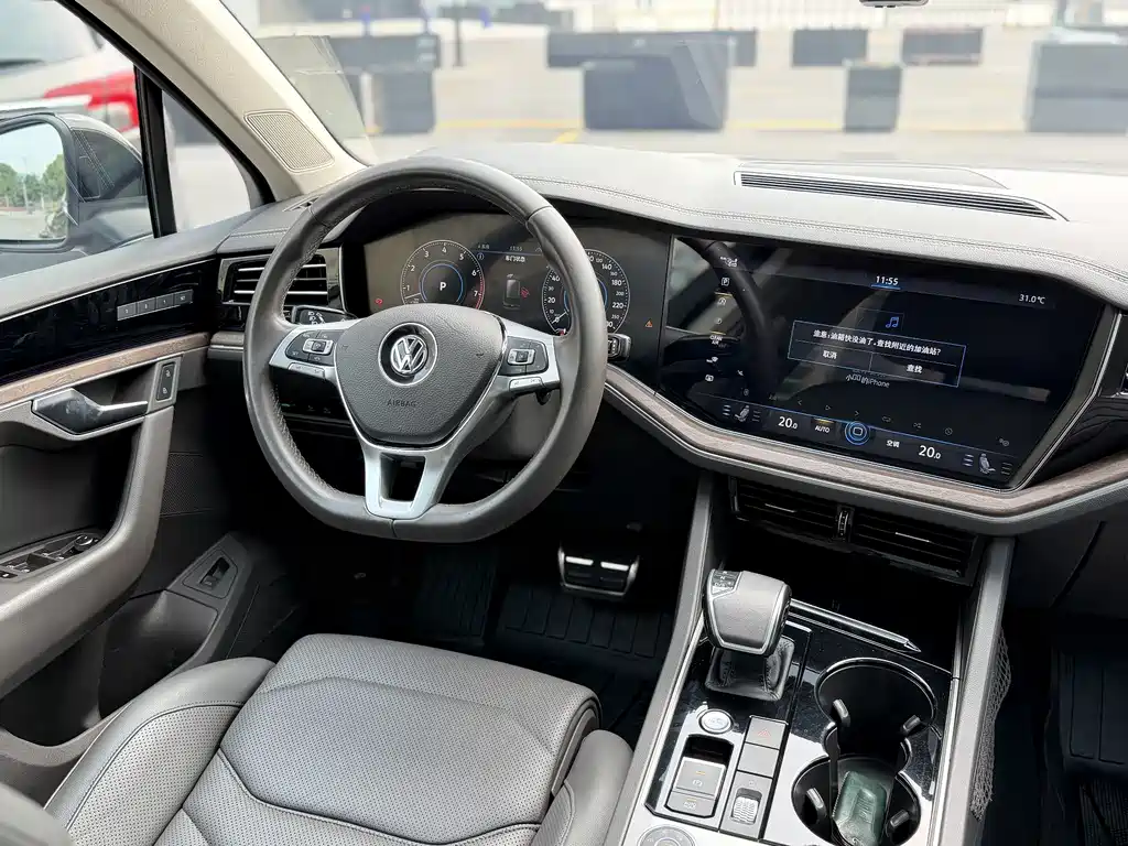 Volkswagen Touareg — фото 9