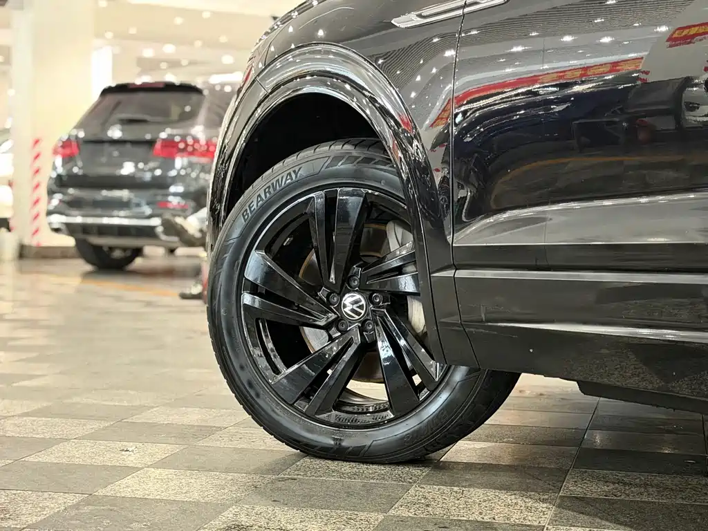 Volkswagen Touareg — фото 13
