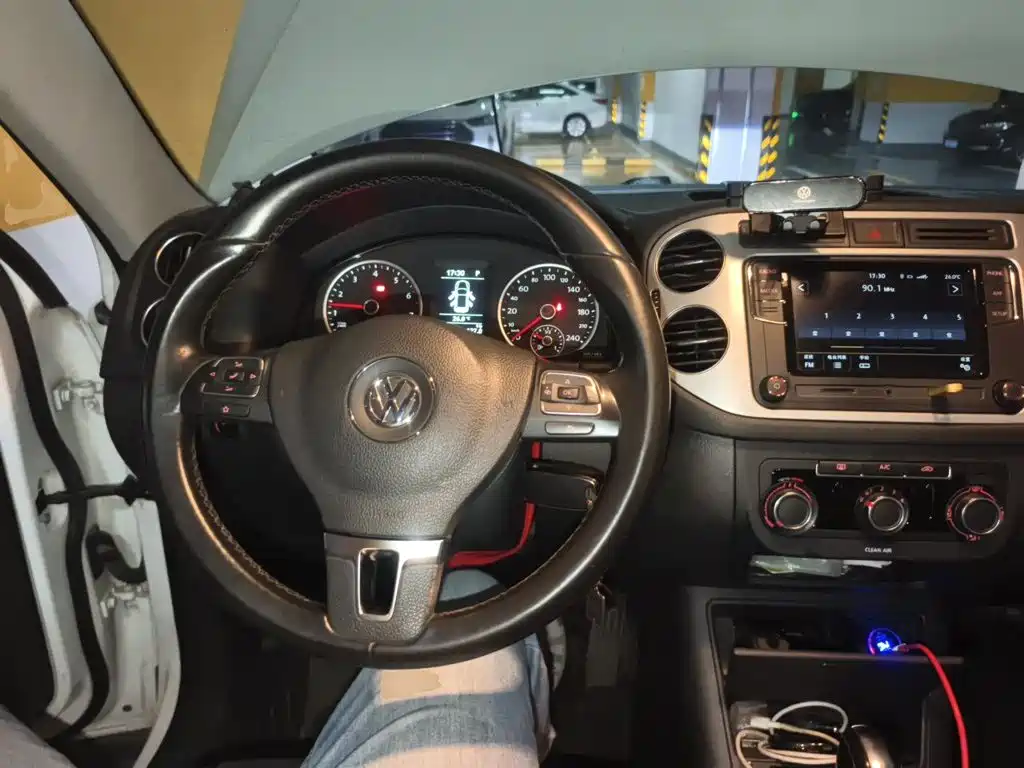 Volkswagen Tiguan — фото 11
