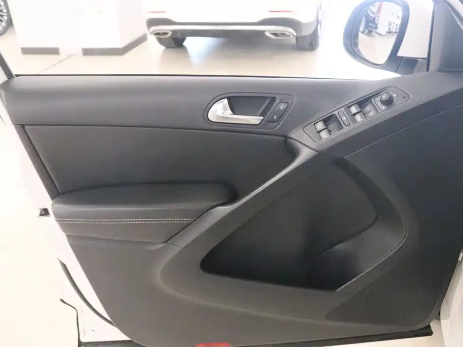 Volkswagen Tiguan — фото 11