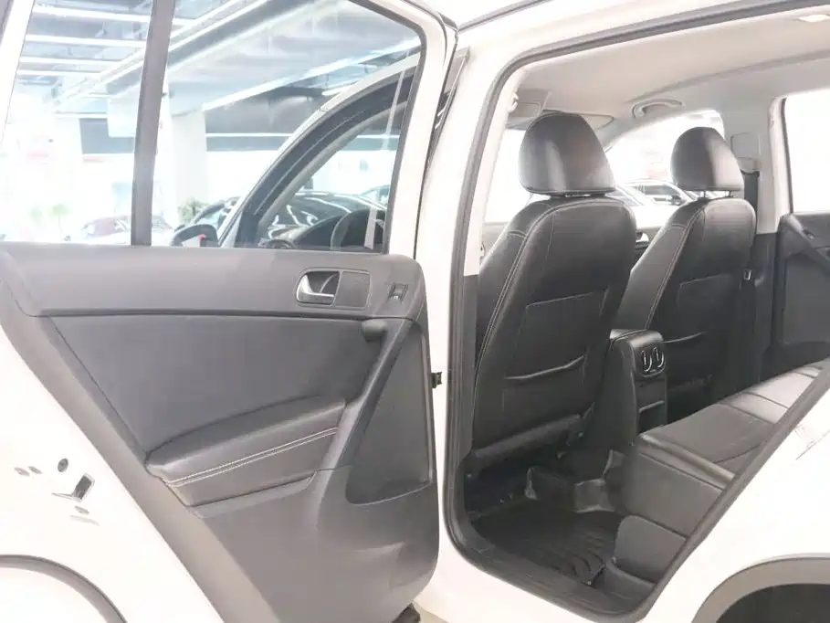 Volkswagen Tiguan — фото 14