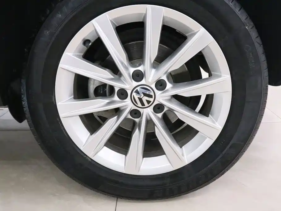 Volkswagen Tiguan — фото 16