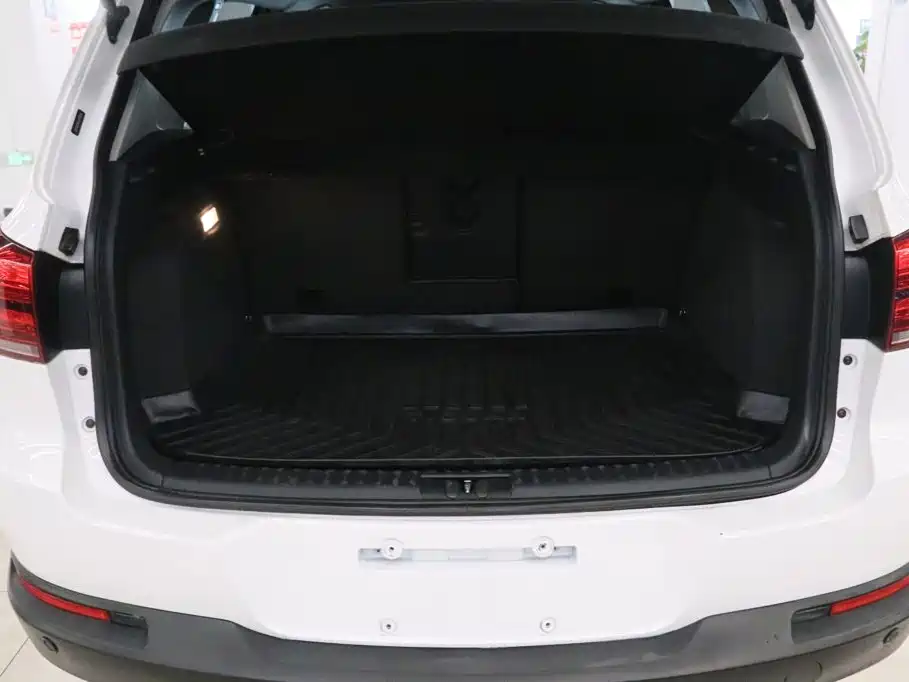 Volkswagen Tiguan — фото 18