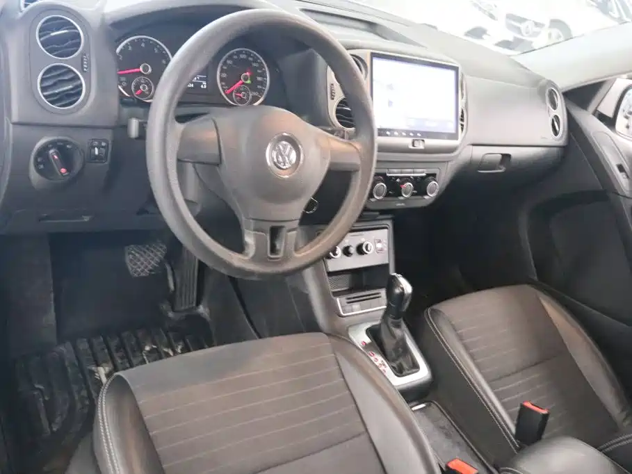 Volkswagen Tiguan — фото 10