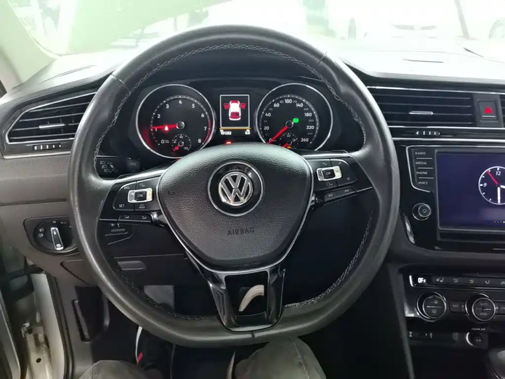 Volkswagen Tiguan L — фото 11