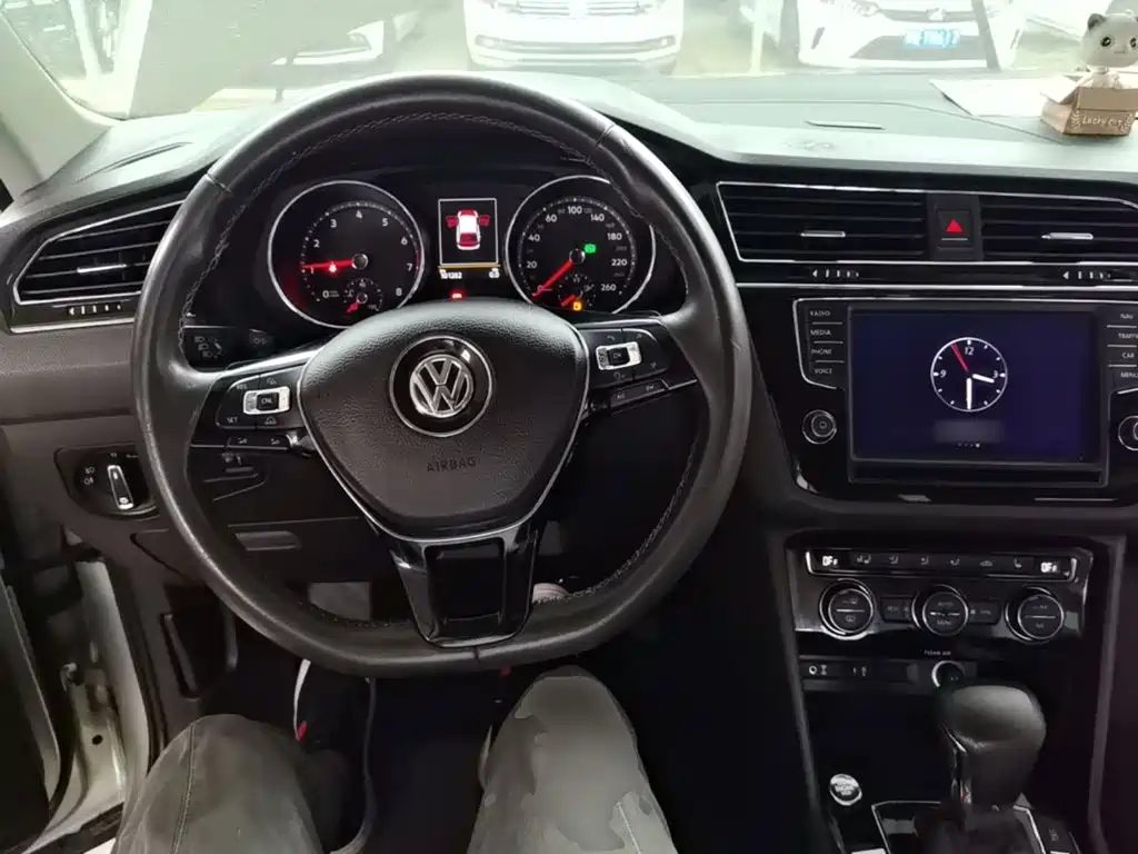 Volkswagen Tiguan L — фото 10