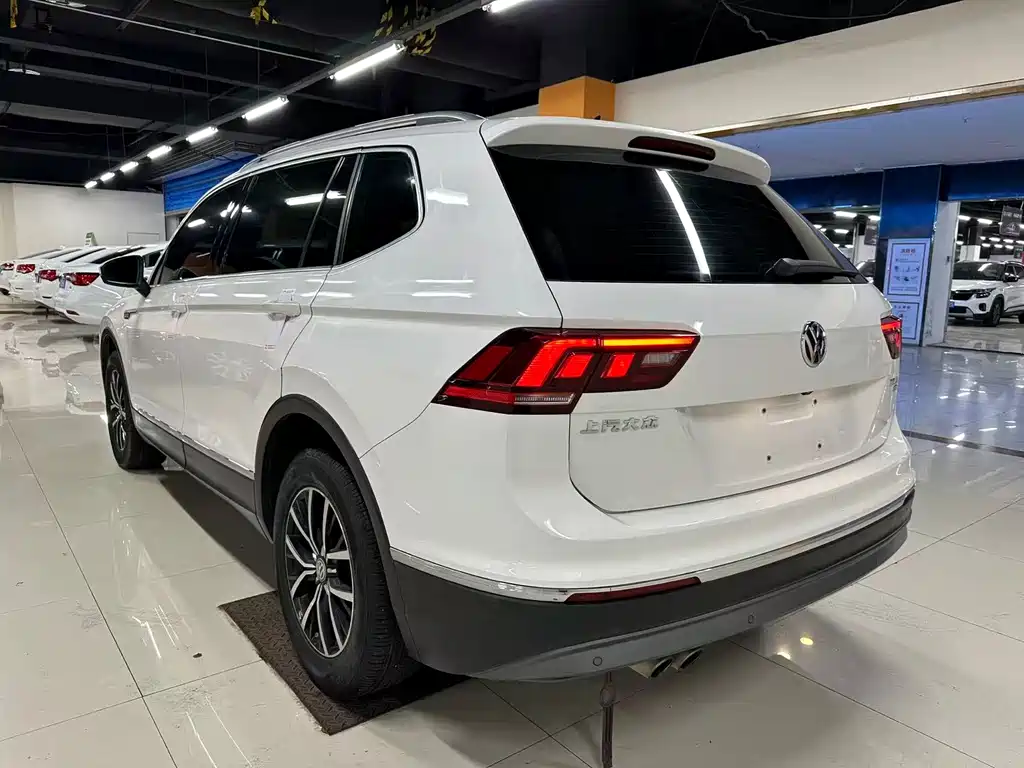Volkswagen Tiguan L — фото 8