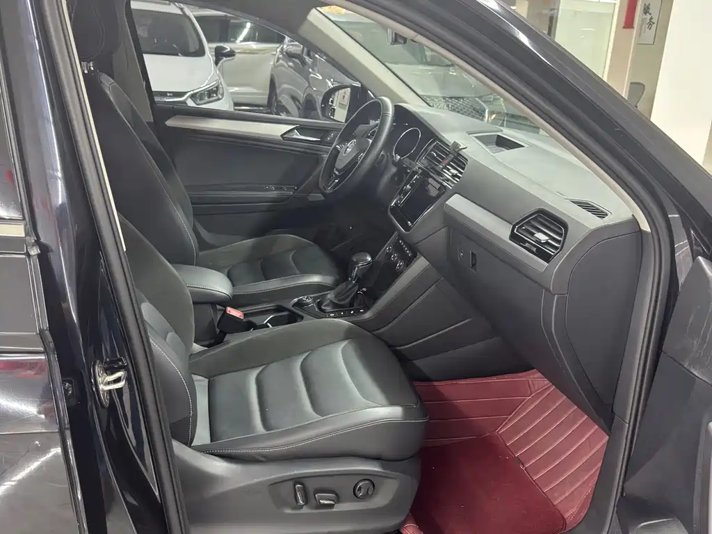 Volkswagen Tiguan L — фото 10